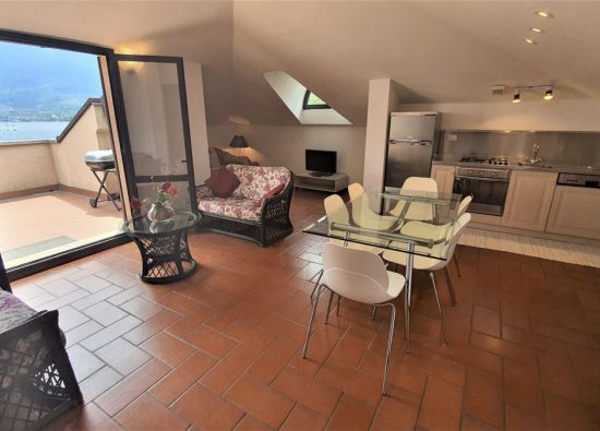 villa-rita-mit-terrasse-direkt-am-see