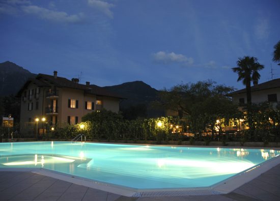 hotel-pool-lake-como