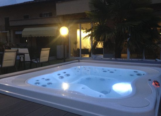 residence-geranio-jacuzzi-lago-como-07