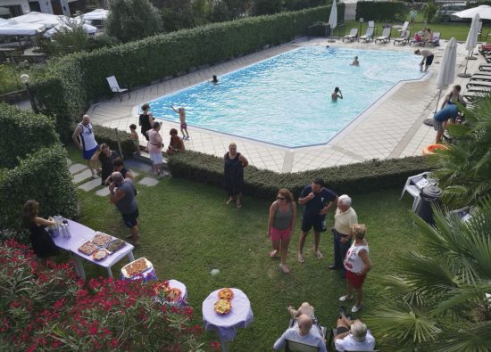 residence-geranio-piscina-lago-como-03